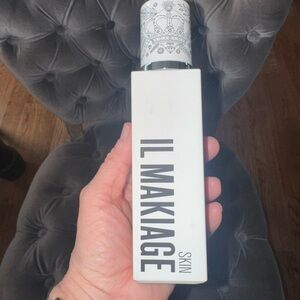 IL MAKIAGE White Suncare Bottle